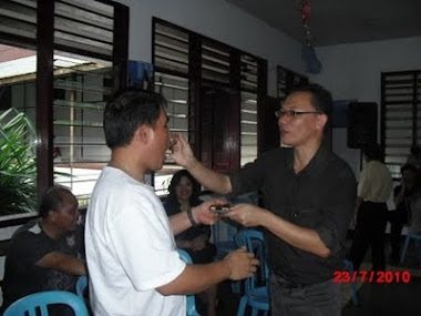 suapi kue hut utk Pst Damy