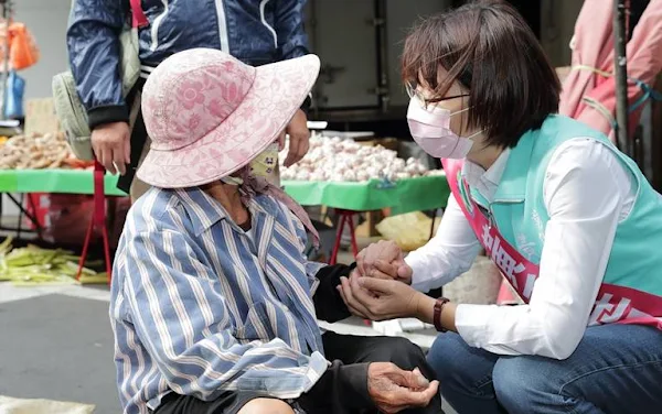 ▲民進黨彰化縣長候選人黃秀芳上午到南彰化二林鎮掃街拜票，把握和每位鄉親互動握手的機會，懇請鄉親支持「彰化隊」全壘打。（圖／記者林明佑翻攝）