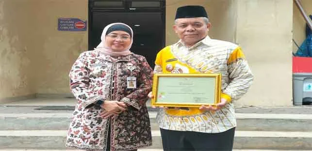 Pj Bupati Batang Dianugerahi PGRI atas Pengangkatan Ribuan Guru Honorere Menjadi PPPK