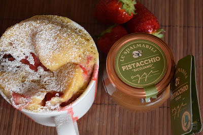 Mug cake al pistacchio e fragole