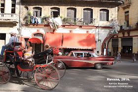 Карета и старая машина в Гаване