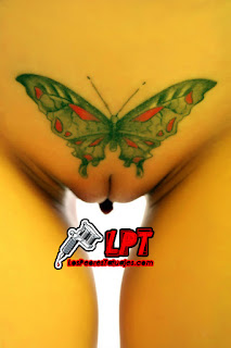 tatuaje de mariposa en la vagina con un piercing en el clitoris