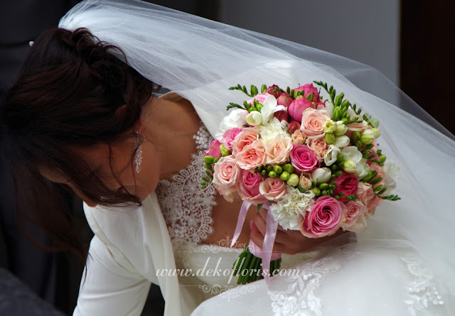 Moszna różowy bukiet ślubny róże, frezje i goździki