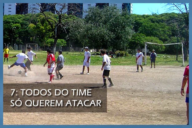 No futebol de rua todos são atacantes e ninguém quer voltar para marcar