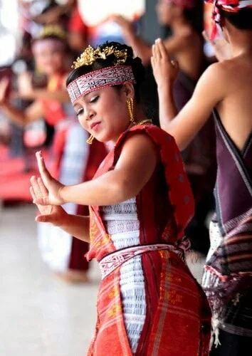 seorang wanita sedang menari tortor