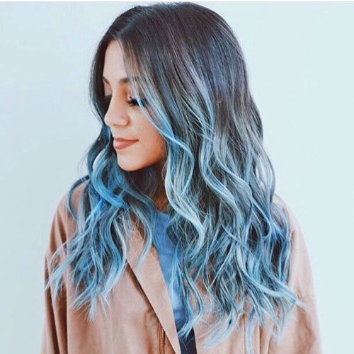 Mechas californianas azules en pelo oscuro