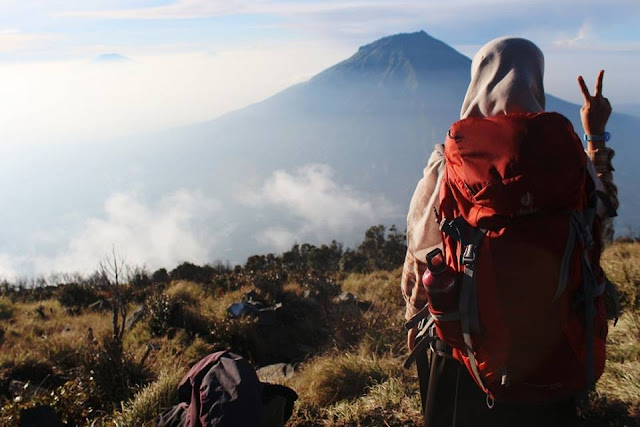 Muslimah Berhijab Syari Naik Gunung 