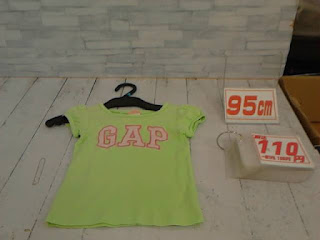 中古品　子供服　９５ｃｍ　GAP　イエローグリーン　半袖Tシャツ　１１０円