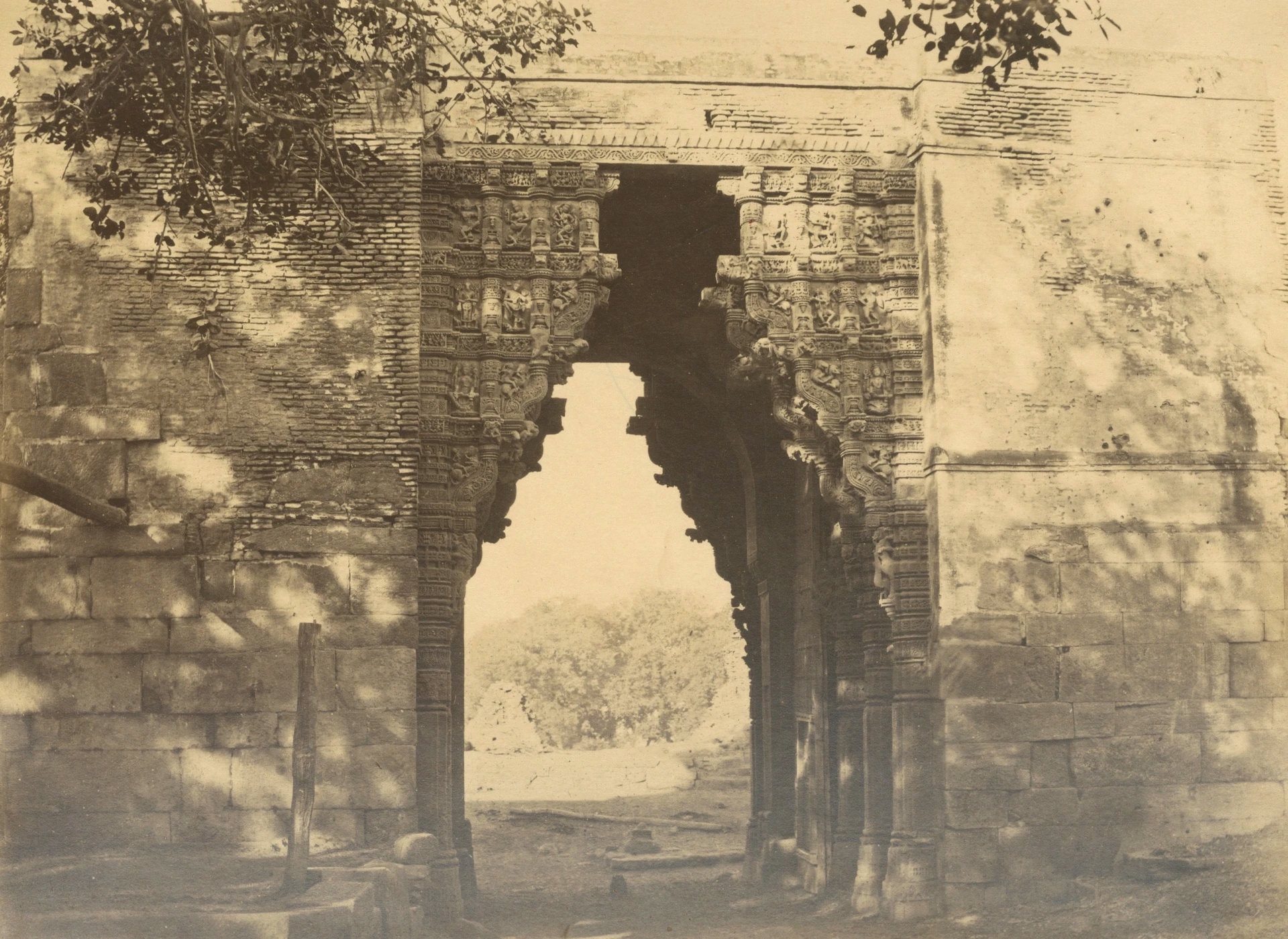 Hira Gate or Hira Bhagol, Dabhoi Fort, Dabhoi (Darbhavati), Vadodara (Baroda), Gujarat, India | Rare & Old Vintage Photos (1876)