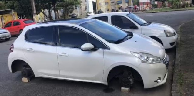 Vídeo: Motorista é surpreendido ao encontrar carro com pneus furtados no Cabula