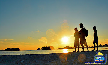 suasana saat senja di pulau harapan