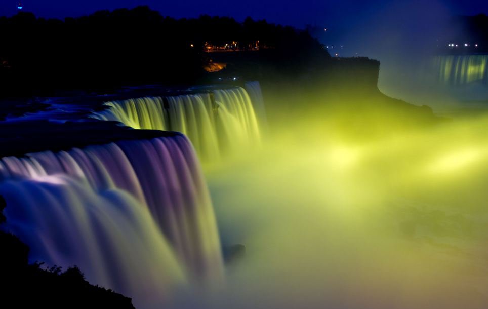 Cantiknya Pertunjukan Fenomena Cahaya Alami Air Terjun Niagara [ www.BlogApaAja.com ]