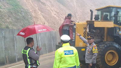 Longsor di Jalur Piket Nol, Satlantas Polres Lumajang Lakukan Sistem Buka Tutup Arus Lalu Lintas