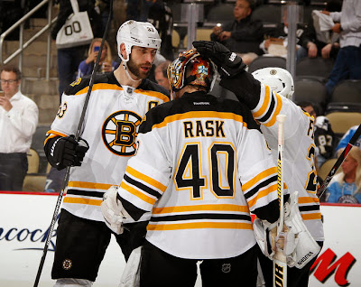 Bruins players celebrate win with Tuukka Rask