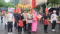 Kapolda Baru Irjen Pol Setyo Boedi Moempoeni Bersama Istri Yuni Setyo Boedi Disambut Tradisi Angngaru dan Tari Padduppa