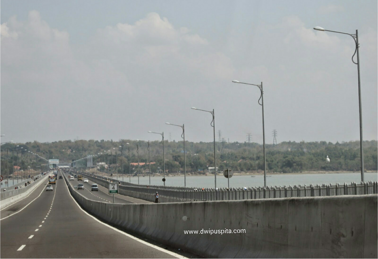 Mudik ke Pulau Garam Melewati Jembatan Terpanjang di 