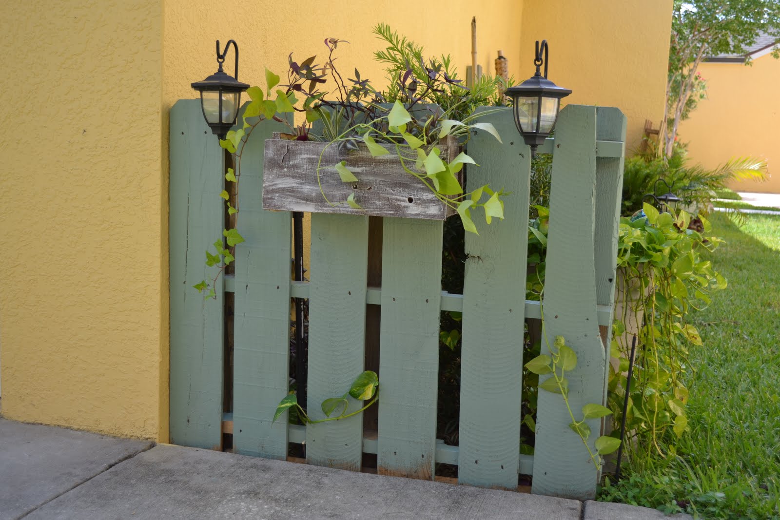 Pallet Garden Fence