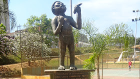 Escultura do índio Guarú Bosque Maia em Guarulhos