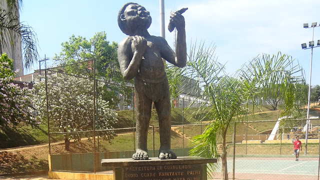 Escultura do índio Guarú Bosque Maia em Guarulhos