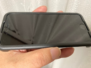 附属のガイドをiPhoneSEに取り付けた写真