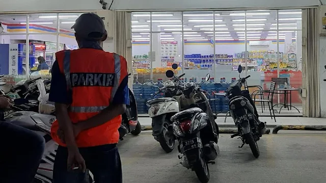 juru-parkir-liar-di-minimarket-di-pekanbaru-raja-detikcom_169%20(1)