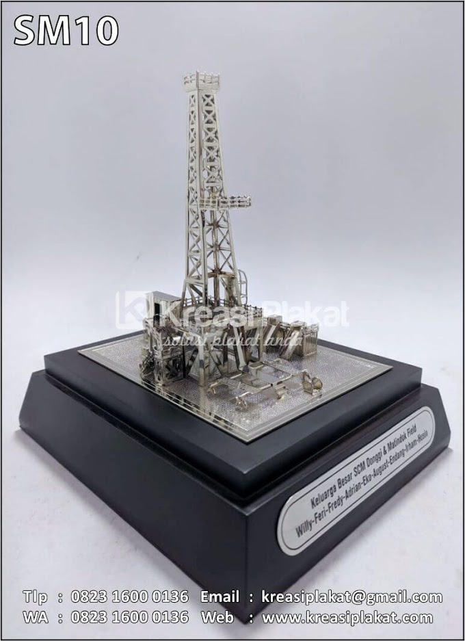 Souvenir Miniatur Pertambangan Rig Onshore