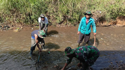 Satgas Subsektor 21-18 Pangalengan Bersama Warga Korve Sungai, Kikis Penyempitan Aliran 