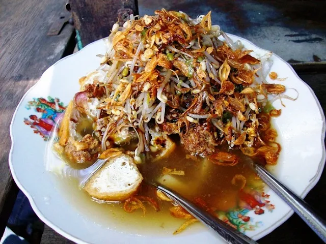 Lontong Balap Garuda Pak Gendut Kuah Segar dan Gurihnya