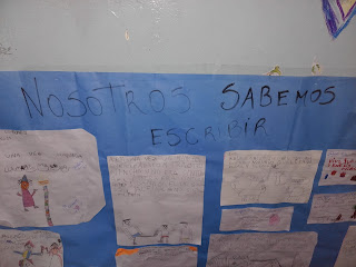 la imagen muestra un cartel realizado por los alumnos con diferentes escritos y dibujos