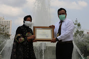 Kasat Narkoba Polrestabes Surabaya Terima Penghargaan Dari Walikota Tri Rismaharini