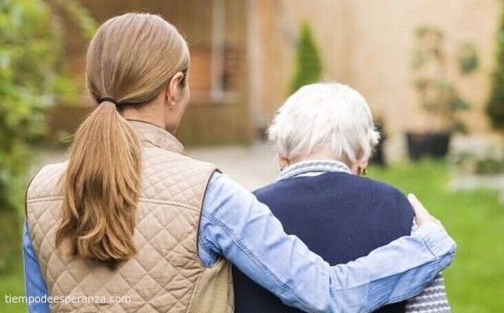 Hija cuidando a su madre anciana