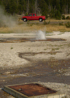 Azt hiszem, megtaláltam a Yellowstone főcsapját. Ha leverem a lakatot, és lemászom az aknába, elzárhatom az összes gejzírt. Sajnos nem volt nálam kalapács.