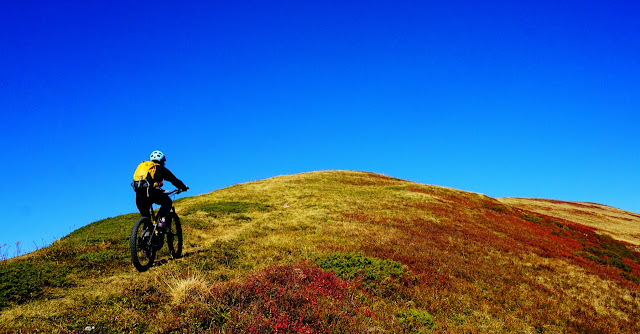 arrivée au sommet de la bosse en vttae avec alpebike,