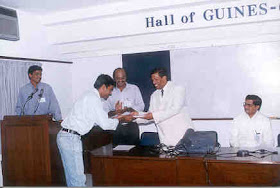 Prof. A Kalanidhi, Vice Chancellor presenting memento to Mr Kirubashankar, (Satyam Infoway Limited) Programme Director.