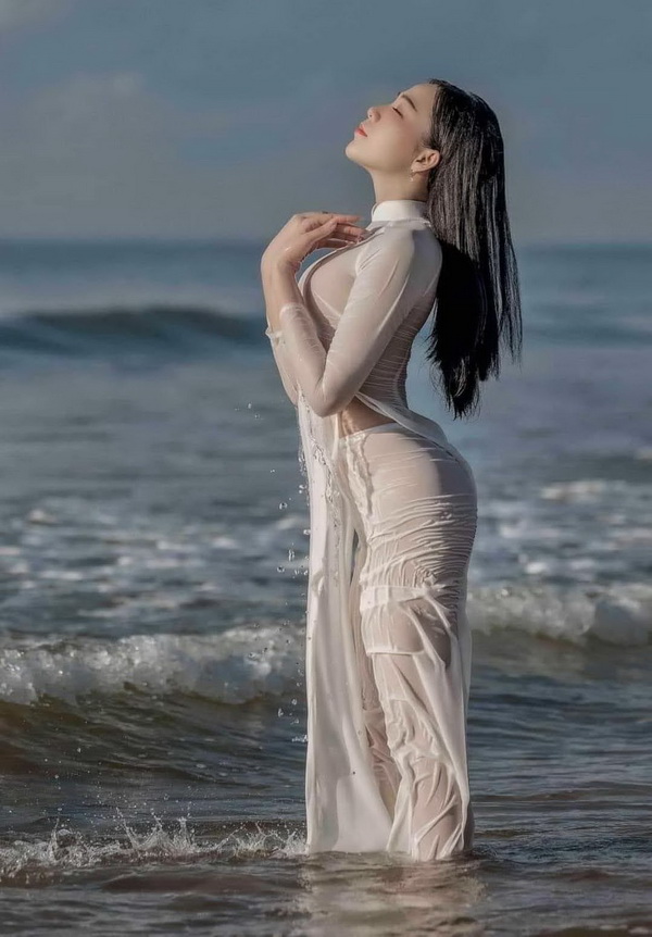 Thiếu nữ áo dài trắng ướt nước biển
