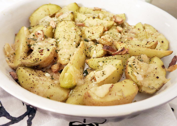 Bratkartoffel mit Kräutern und Parmesan überbacken