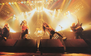 Iron Maiden durante un concierto en los 80