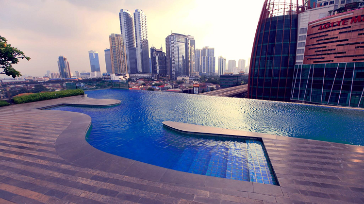 Manhattan Hotel Jakarta Infinity Pool