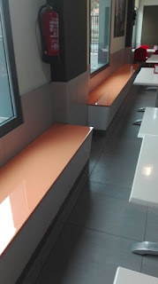 Realizacion de bancos en un bar cafetería que sirven de sistema de almacenaje