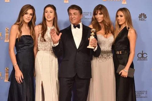 Sylvester Stallone acompañado por su familia