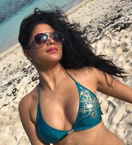 kavita kaushik bikini cleavage hot indian tv actress