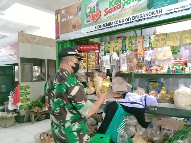 Koramil 04/Tawangsari Cek Harga Dan Ketersediaan Minyak Goreng Di Pasar Tawangsari