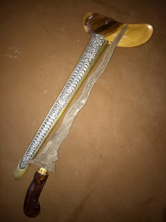 DIMAHARKAN "KERIS ASMARA CINTA"    keris yang satu ini bukan dari seram aau seninya keris naga ini. keris asmara cinta ini sesuai dengan tuah fungsinya. pusaka dengan tuah pengasihan ini sangat kuat energinya. karena keris yang bermanfaat untuk pelet ini berguna untuk menjadikan lawan jenis jatuh hati dengan anda, lancar dalam asmara, lancar jodoh, mudah mendapatkan perhatian dari orang yang anda suka, menundukkan lawan jenis yang memiliki sifat keras hati, menundukkan orang yang tidak setuju dengan hubungan cinta anda agar menjadi setuju.serta tuah fungsi lain dari keris yang satu ini