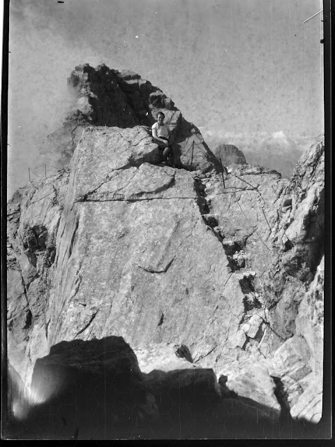 Frau auf der Watzmann Mittelspitze vom Hocheck aus fotografiert - 1950-1960