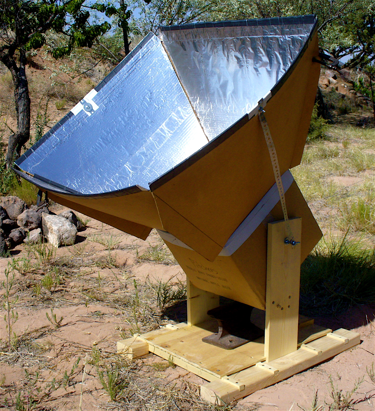 The cooking box and reflectors are made from cardboard,