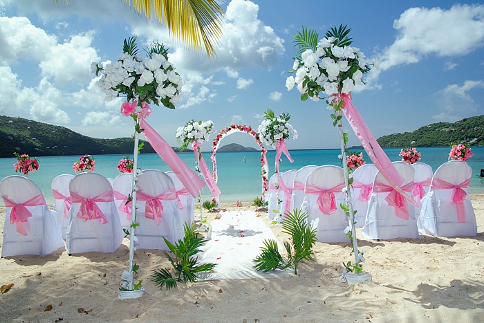 Beach wedding reception decoration idea You can place large beautiful sea
