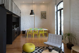 Loft en Córdoba con sillas amarillas de Ikea chicanddeco