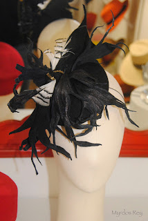 tocado-negro-blanco-asun-duran-sombrero-evento-boda