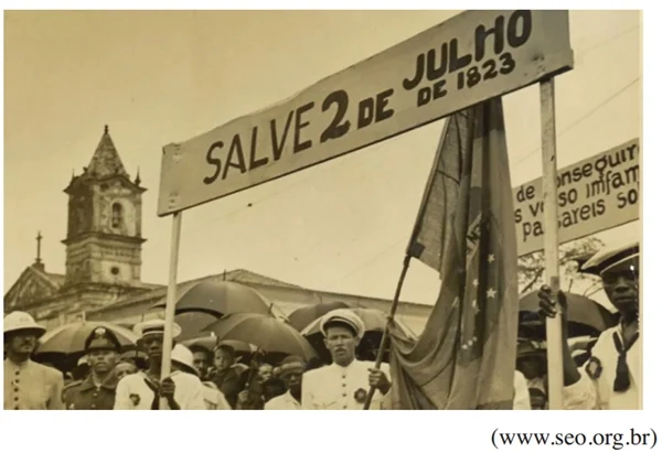 Examine a fotografia de uma celebração em homenagem ao dia 2 de julho de 1823 na cidade de Salvador, Bahia.