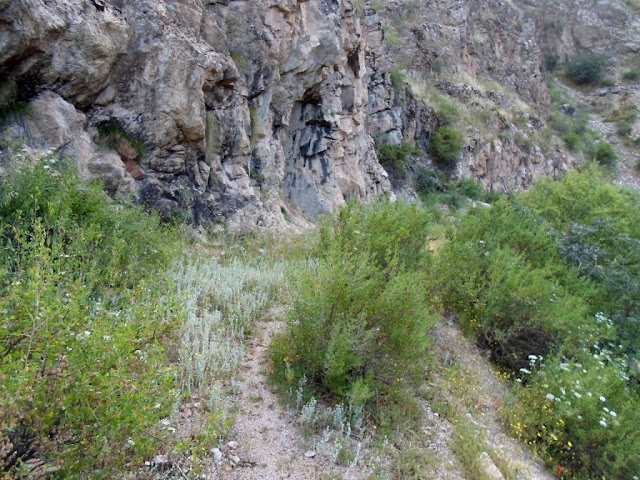 Поход к штольне в ущелье Бегар, Варзоб, горы Таджикистана